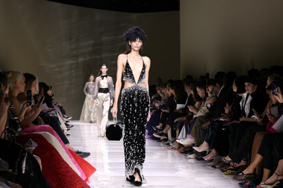 25일(현지시간) 프랑스 파리에서 열린 파리 패션 위크 중 조르지오 아르마니 프리베의 오트쿠튀르 2024 F/W 컬렉션을 모델들이 선보이고 있다. AFP 연합뉴스