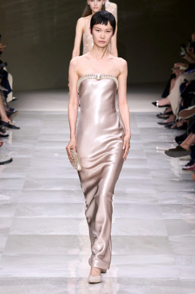 25일(현지시간) 프랑스 파리에서 열린 파리 패션 위크 중 조르지오 아르마니 프리베의 오트쿠튀르 2024 F/W 컬렉션을 모델들이 선보이고 있다. 신화 연합뉴스