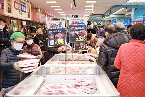 지난해 전국한우협회가 한우 50% 할인행사를 진행한 서울 서초구 하나로마트 양재점. 전국한우협회 제공