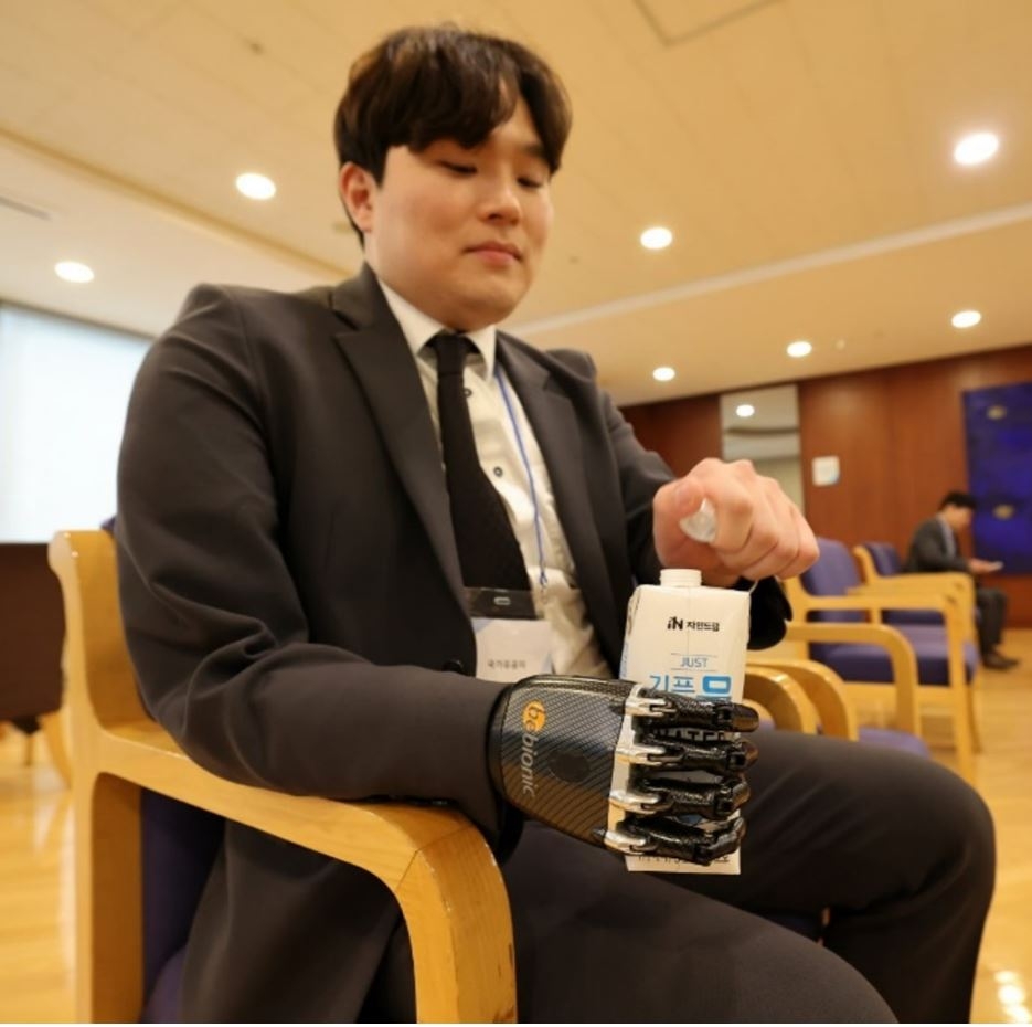 지난해 포스코1%나눔재단 국가유공자 지원 사업으로 로봇 의수를 지급받은 김근효씨. 포스코1%나눔재단 제공