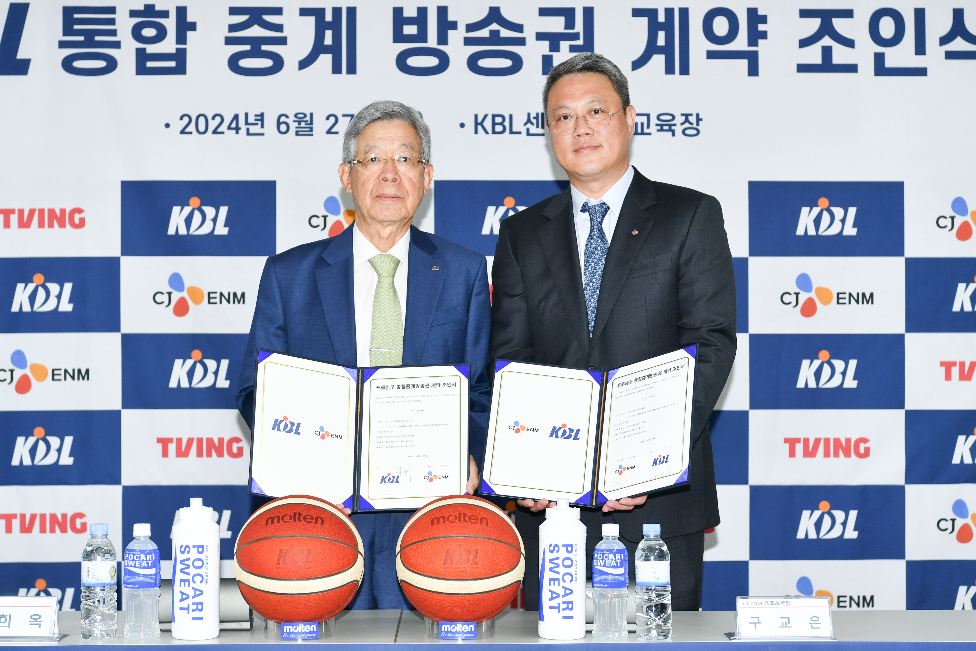 프로농구 통합 중계 방송권 계약을 맺은 김희옥 KBL 총재와 구교은 CJ ENM 스포츠국장. KBL 제공