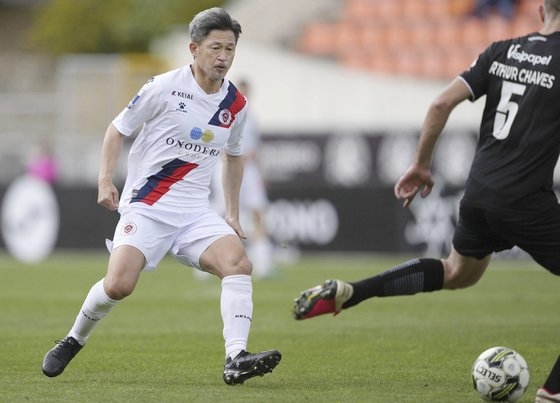 일본 축구선수 미우라 가즈요시가 지난해 4월 포르투갈 2부리그에서 뛰는 모습. AP 연합뉴스