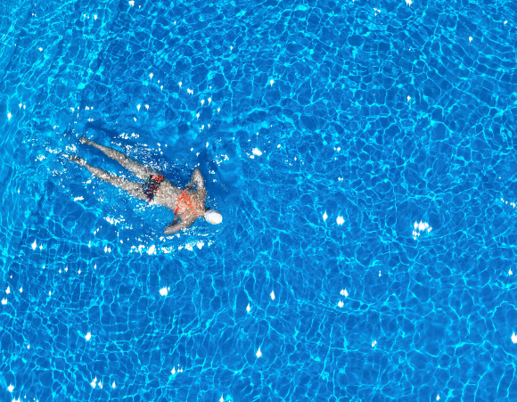 전국 대부분 지역에서 낮 기온이 30도 이상을 기록한 28일 오후 서울 여의도 한강공원 수영장을 찾은 시민이 물놀이를 즐기고 있다. 2024.6.28  연합뉴스