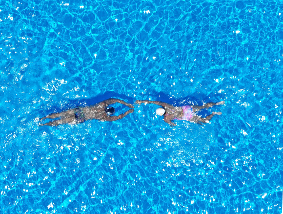 전국 대부분 지역에서 낮 기온이 30도 이상을 기록한 28일 오후 서울 여의도 한강공원 수영장을 찾은 시민이 물놀이를 즐기고 있다. 2024.6.28  연합뉴스