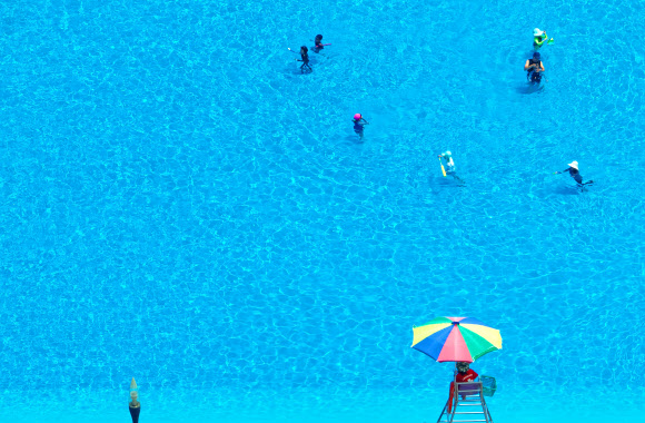 전국 대부분 지역에서 낮 기온이 30도 이상을 기록한 28일 오후 서울 여의도 한강공원 수영장을 찾은 시민이 물놀이를 즐기고 있다. 2024.6.28  연합뉴스