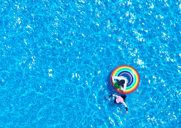 전국 대부분 지역에서 낮 기온이 30도 이상을 기록한 28일 오후 서울 여의도 한강공원 수영장을 찾은 시민이 물놀이를 즐기고 있다. 2024.6.28  연합뉴스