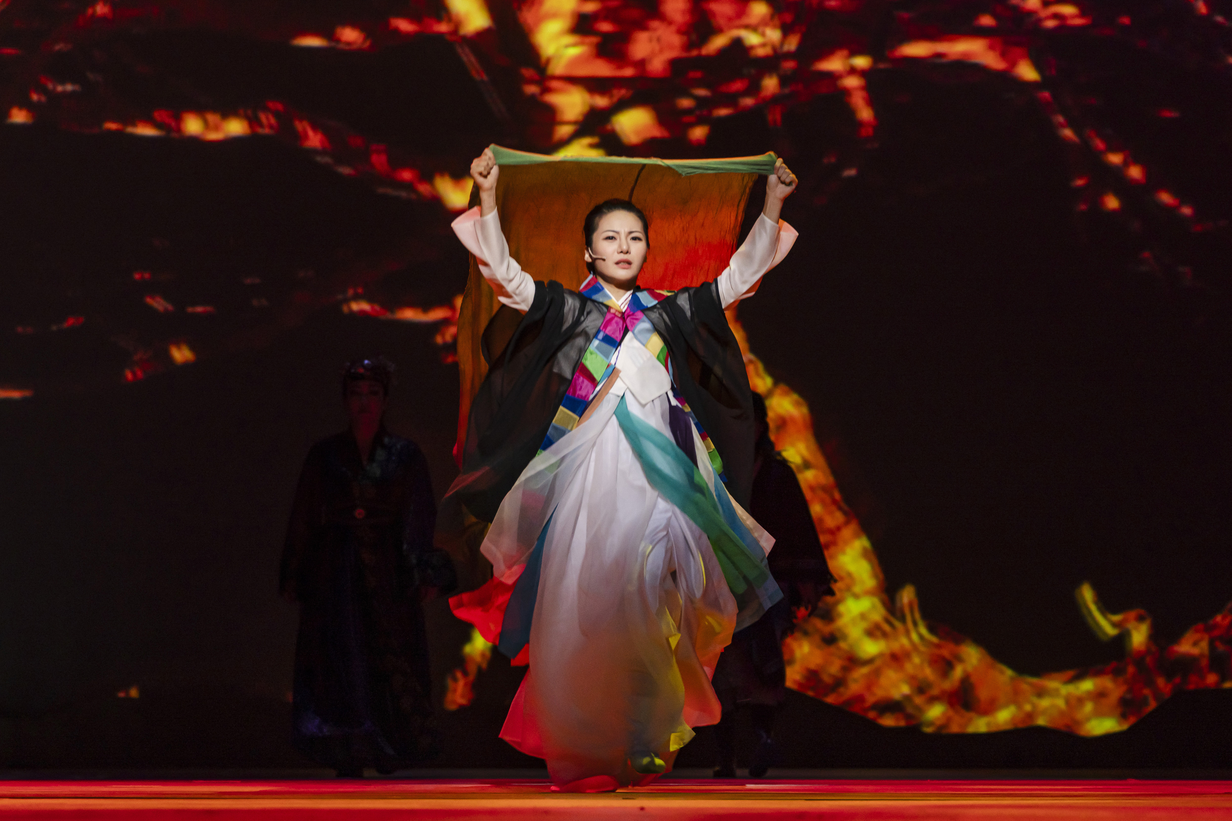 ‘만신 : 페이퍼 샤먼’은 무대 위에서 굿판을 벌이며 신비로운 감각들을 선사한다. 국립극장 제공
