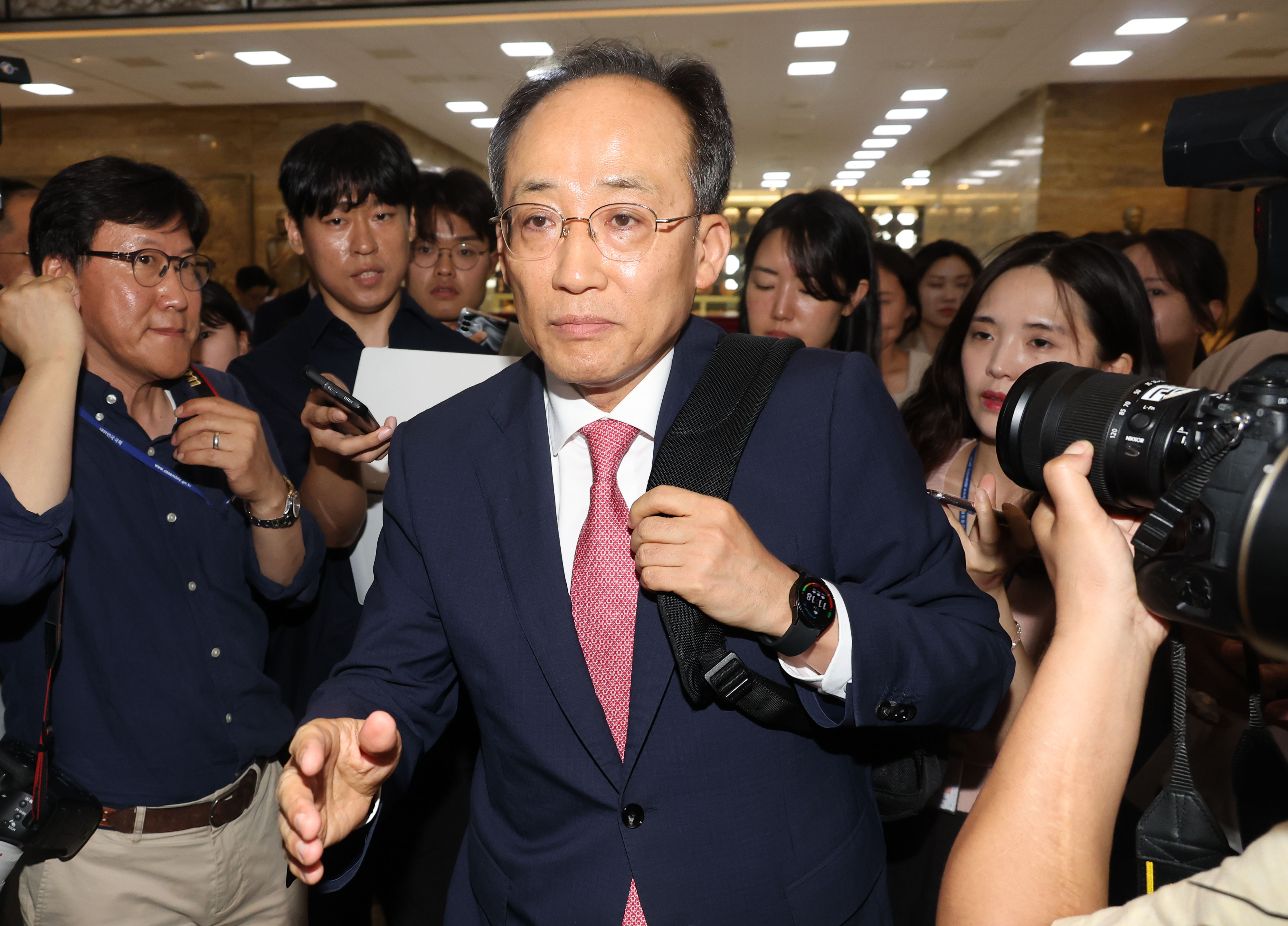 24일 추경호 국민의힘 원내대표가 국회 로텐더홀 앞에서  국회 정상화를 위한 대국민 입장 발표후 자리를 떠나고 있다.2024.6.24안주영 전문기자