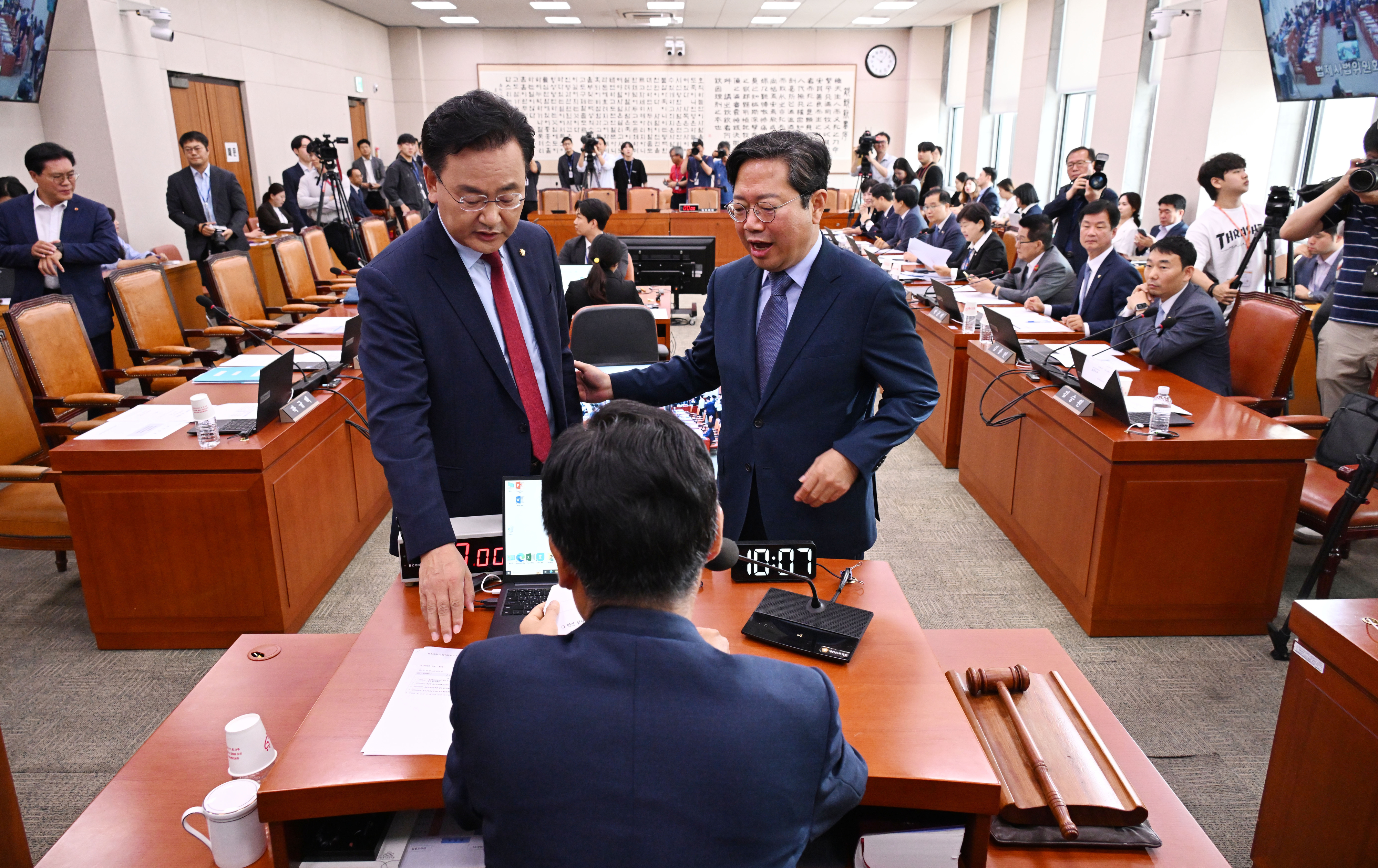 유상범 국민의힘 의원이 25일 오전 서울 여의도 국회에서 열린 법사위 4차 전체회의에서 국회 법제사법위원회 위원장에게 의사일정 진행 관련 항의를 하고 있다. 오른쪽은 김승원 민주당 간사. 이날 법사위에서는 국민의힘 위원들이 한 달 만에 참석한 가운데, 방송3법(방송법·방송문화진흥회법·한국교육방송공사법 개정안)과 방통위법 개정안을 상정해 심의했다. 2024.6.25안주영 전문기자