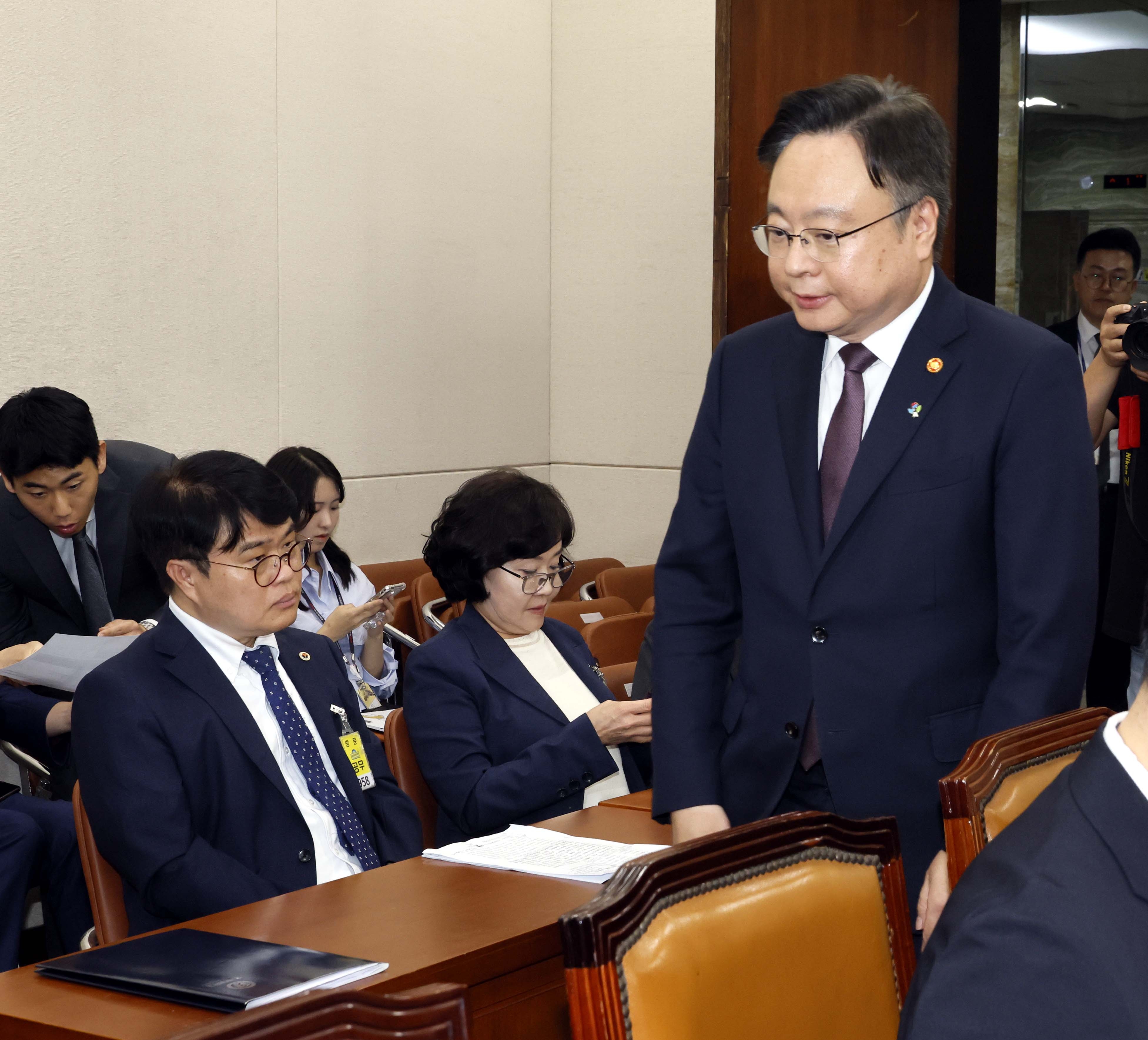 조규홍 보건복지부 장관이 26일 오후 서울 여의도 국회에서 열린 보건복지위원회의 의료계 비상상황 관련 청문회에 출석하면서 임현택 대한의사협회장을 지나가고있다. 2024.6.26 안주영 전문가자