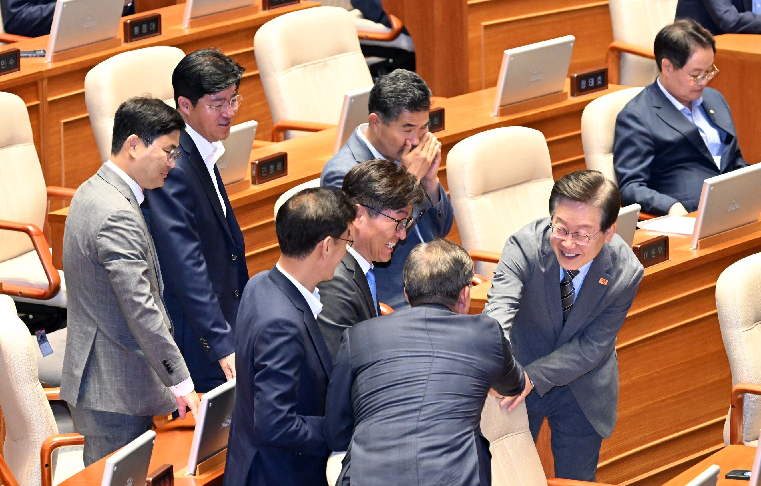 이재명 더불어민주당 전 대표가 27일 서울 여의도 국회에서 열린 제415회국회(임시회) 제3차 본회의에서 의원들과 인사하고 있다. 2024.6.27 홍윤기 기자