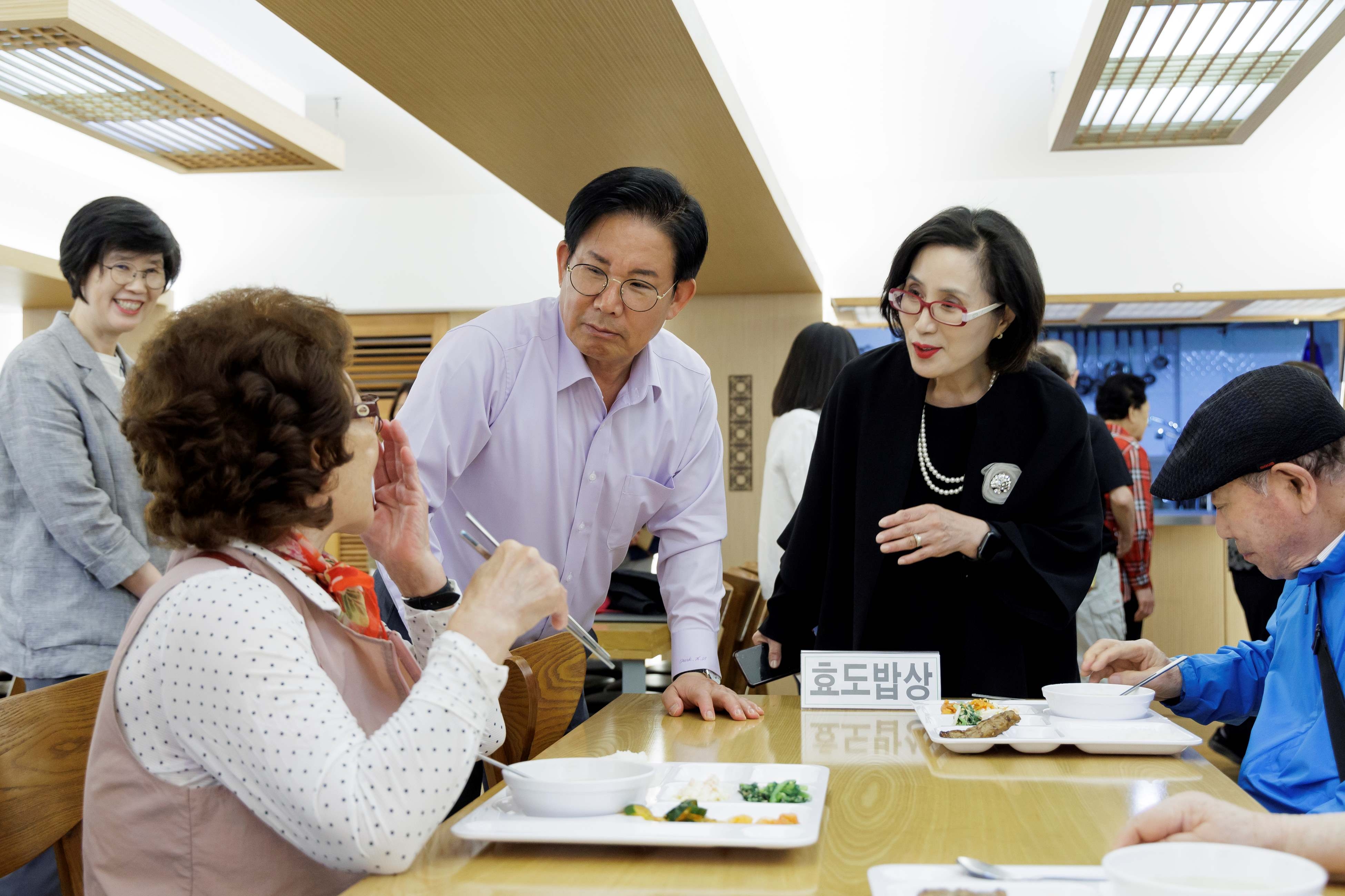 박강수(가운데) 서울 마포구청장이 지난 5월 용강동 효도밥상 2호점에서 점심 식사를 하는 노인의 이야기를 듣고 있다. 마포구 제공