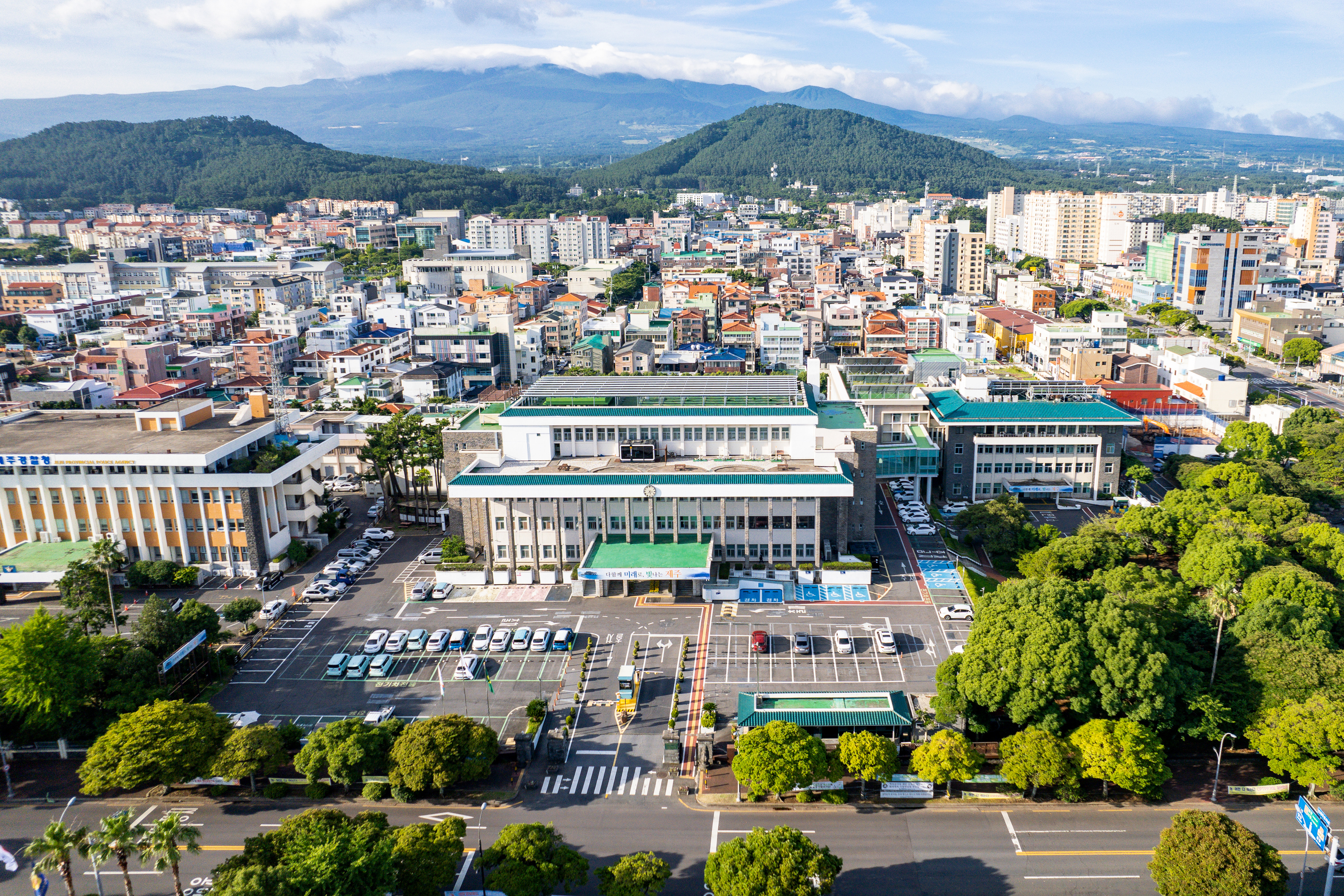 제주도가 1일부터 주4.5일 유연근무제를 위해 금요일 오후 1시에 퇴근하는 13시의 금요일을 도입한다. 제주도 제공