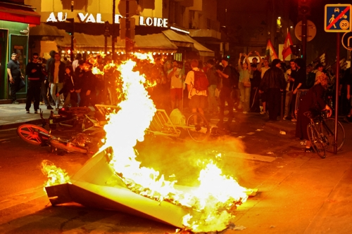 프랑스 극우정당 RN에 반대하는 시위대가 1차 투표가 끝난 1일 래퍼블리크 광장에서 바리케이드를 불태우고 있다. 파리 로이터 연합뉴스