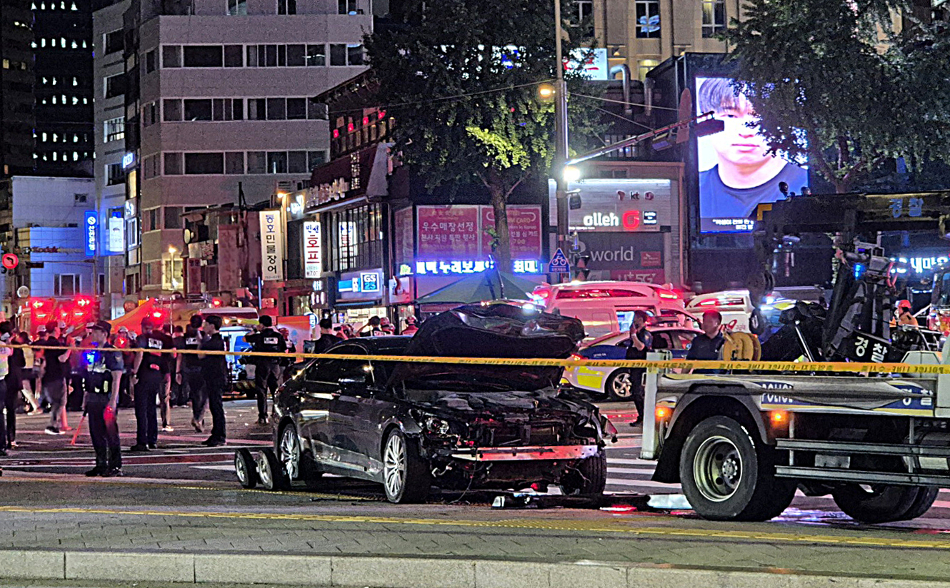 1일 밤 서울 중구 시청역 인근 교차로에서 차량이 인도로 돌진하는 사고가 발생했다.  이 사고로 보행자 9명이 숨지고 4명이 부상당했다. 사진은 사고 현장 모습. 2024.7.1 김주연 기자