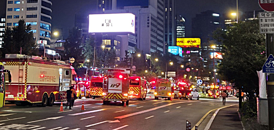 1일 밤 서울 중구 시청역 인근 교차로에서 차량이 인도로 돌진하는 사고가 발생했다.  이 사고로 보행자 9명이 숨지고 4명이 부상당했다. 사진은 사고 현장 모습. 2024.7.1 김주연 기자