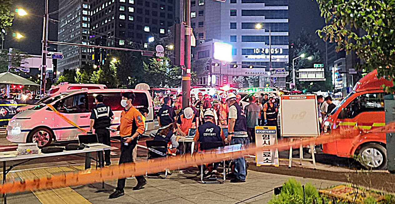 1일 밤 서울 중구 시청역 인근 교차로에서 차량이 인도로 돌진하는 사고가 발생했다. 이 사고로 보행자 9명이 숨지고 4명이 부상당했다. 사진은 사고 현장 모습. 2024.7.1 박상연 기자