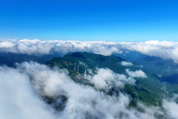 1일 강원 정선군 만항재에서 바라본 백두대간 위로 푸른 하늘과 구름이 어우러져 있다. 2024.7.1. 연합뉴스