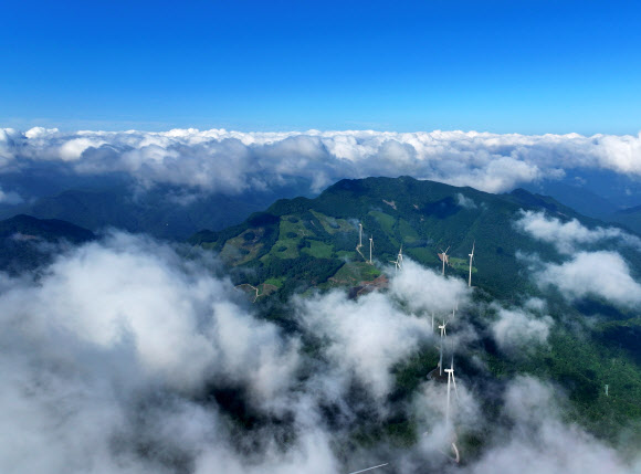 1일 강원 정선군 만항재에서 바라본 백두대간 위로 푸른 하늘과 구름이 어우러져 있다. 2024.7.1. 연합뉴스