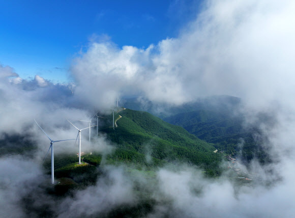 1일 강원 정선군 만항재에서 바라본 백두대간 위로 푸른 하늘과 구름이 어우러져 있다. 2024.7.1. 연합뉴스