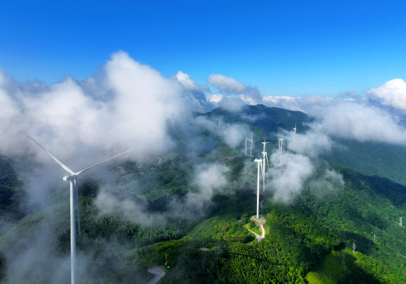 1일 강원 정선군 만항재에서 바라본 백두대간 위로 푸른 하늘과 구름이 어우러져 있다. 2024.7.1. 연합뉴스