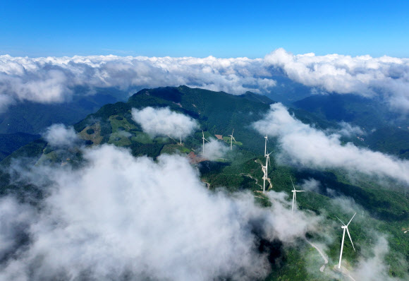 1일 강원 정선군 만항재에서 바라본 백두대간 위로 푸른 하늘과 구름이 어우러져 있다. 2024.7.1. 연합뉴스