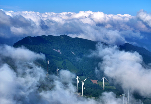 1일 강원 정선군 만항재에서 바라본 백두대간 위로 푸른 하늘과 구름이 어우러져 있다. 2024.7.1. 연합뉴스