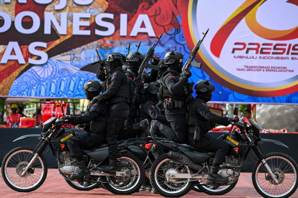 Members of Indonesia‘s Mobile Brigade Corps (Brimob) paramilitary tactical unit take part in a ceremony held to commemorate the 78th anniversary of the Indonesian police corps in Banda Aceh on July 1, 2024. AFP 연합뉴스