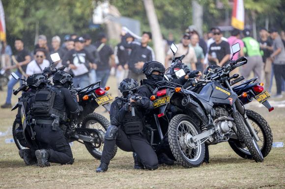 Indonesian police officers demonstrate their skills during a ceremony to mark the 78th anniversary of Indonesia‘s National Police in Denpasar, Bali, Indonesia, 01 July 2024.  EPA 연합뉴스