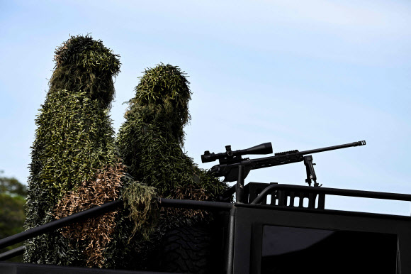 Snipers from Indonesia‘s Mobile Brigade Corps (Brimob) paramilitary tactical unit take part in a ceremony held to commemorate the 78th anniversary of the Indonesian police corps in Banda Aceh on July 1, 2024. AFP 연합뉴스