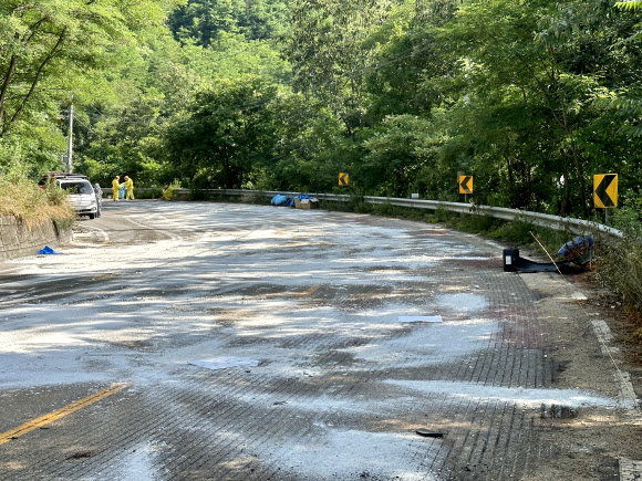 1일 오후 1시 6분께 경북 안동시 임동면 갈전리 34번 국도 청송 방면에서 달리던 1t 화물트럭이 적재 중이던 20ℓ짜리 질산 용기 7개를 도로에 떨어뜨렸다. 사진은 소방 당국이 국도에 떨어진 액체 질산에 대해 안전 조치를 하는 모습. 2024.7.1. 연합뉴스