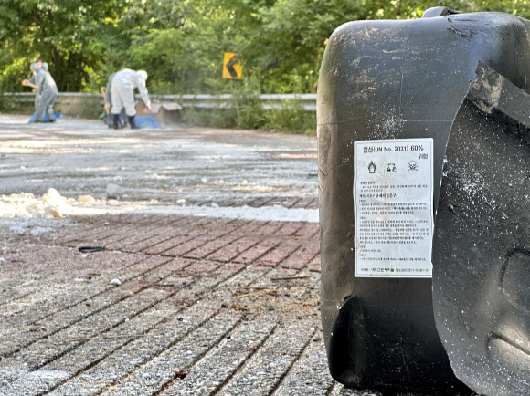 1일 오후 1시 6분께 경북 안동시 임동면 갈전리 34번 국도 청송 방면에서 달리던 1t 화물트럭이 적재 중이던 20ℓ짜리 질산 용기 7개를 도로에 떨어뜨렸다. 사진은 현장에 떨어진 질산 용기. 2024.7.1. 연합뉴스