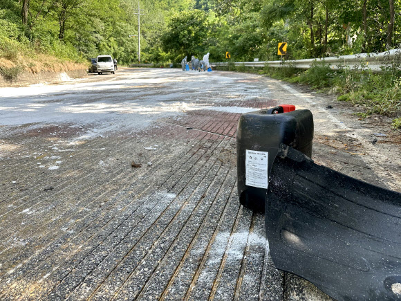 1일 오후 1시 6분께 경북 안동시 임동면 갈전리 34번 국도 청송 방면에서 달리던 1t 화물트럭이 적재 중이던 20ℓ짜리 질산 용기 7개를 도로에 떨어뜨렸다. 사진은 현장에 떨어진 질산 용기. 2024.7.1. 연합뉴스