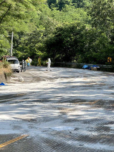 1일 오후 1시 6분께 경북 안동시 임동면 갈전리 34번 국도 청송 방면에서 달리던 1t 화물트럭이 적재 중이던 20ℓ짜리 질산 용기 7개를 도로에 떨어뜨렸다. 사진은 소방 당국이 국도에 떨어진 액체 질산에 대해 안전 조치를 하는 모습. 2024.7.1. 연합뉴스