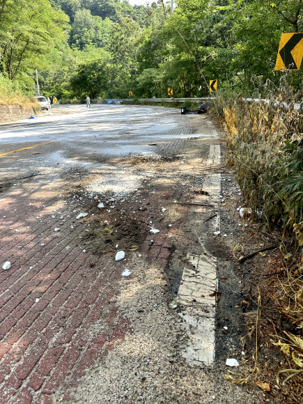 1일 오후 1시 6분께 경북 안동시 임동면 갈전리 34번 국도 청송 방면에서 달리던 1t 화물트럭이 적재 중이던 20ℓ짜리 질산 용기 7개를 도로에 떨어뜨렸다. 사진은 누출된 액체 질산으로 손상된 국도 모습. 2024.7.1. 연합뉴스