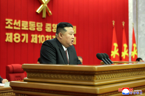 김정은 북한 국무위원장이 지난달 28일~7월1일까지 나흘간 열린 노동당 중앙위원회 제8기 제10차 전원회의에서 “경제 상황이 확연한 상승세”라며 경제 정책 성과에 만족감을 드러냈다고 조선중앙통신이 2일 보도했다. 통신은 이번  회의에서 ▲ 2024년도 주요 당ㆍ국가정책들의 집행정형 중간 총화(결산)와 대책 ▲ 일군들의 사업방법과 작풍 개선 ▲ 중요부문 사업규율 강화 ▲ 사법제도 공고발전 문제 ▲ 조직 문제 등 총 5개 안건이 논의됐다고 전했다. 2024.7.2. 평양 조선중앙통신·연합뉴스