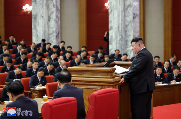 김정은 북한 국무위원장이 지난달 28일~7월1일까지 나흘간 열린 노동당 중앙위원회 제8기 제10차 전원회의에서 “경제 상황이 확연한 상승세”라며 경제 정책 성과에 만족감을 드러냈다고 조선중앙통신이 2일 보도했다. 통신은 이번  회의에서 ▲ 2024년도 주요 당ㆍ국가정책들의 집행정형 중간 총화(결산)와 대책 ▲ 일군들의 사업방법과 작풍 개선 ▲ 중요부문 사업규율 강화 ▲ 사법제도 공고발전 문제 ▲ 조직 문제 등 총 5개 안건이 논의됐다고 전했다. 2024.7.2. 평양 조선중앙통신·연합뉴스