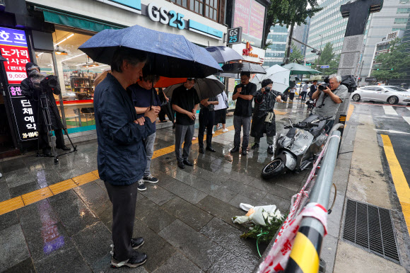 2일 오전 지난 밤 대형 교통사고가 발생한 서울 중구 시청역 7번출구 인근 사고 현장을 찾은 성공회 사제들이 기도하고 있다. 전날 밤 역주행하던 승용차가 인도로 돌진해 9명이 숨지고 4명이 다치는 사고가 발생한 바 있다. 2024.7.2. 연합뉴스