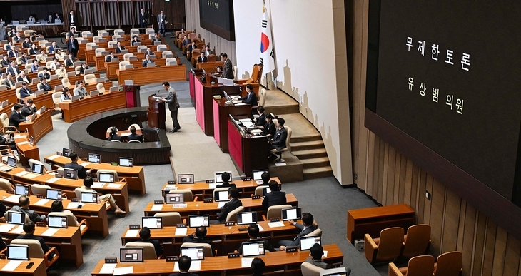 3일 서울 여의도 국회에서 열린 본회의에서 경제분야 대정부질문에 앞서 ‘채상병특검법안’이 상정되자 국민의힘 유상범 의원이 무제한토론(필리버스터)을 시작하고 있다.  오장환 기자