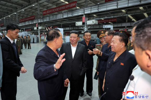 상반기를 결산하는 노동당 전원회의를 마친 김정은 북한 국무위원장이 당 간부들과 함께 군수공장을 비롯한 경제 현장을 찾았다. 조선중앙통신은 3일 김 위원장이 “전원회의 확대회의를 끝마치시는 길로 (중략) 당 중앙지도기관 성원들과 함께 중요공장, 기업소들을 찾으시었다”고 보도했다. 2024.7.3   평양 조선중앙통신·연합뉴스