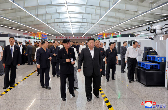 상반기를 결산하는 노동당 전원회의를 마친 김정은 북한 국무위원장이 당 간부들과 함께 군수공장을 비롯한 경제 현장을 찾았다. 조선중앙통신은 3일 김 위원장이 “전원회의 확대회의를 끝마치시는 길로 (중략) 당 중앙지도기관 성원들과 함께 중요공장, 기업소들을 찾으시었다”고 보도했다. 2024.7.3  평양 조선중앙통신·연합뉴스