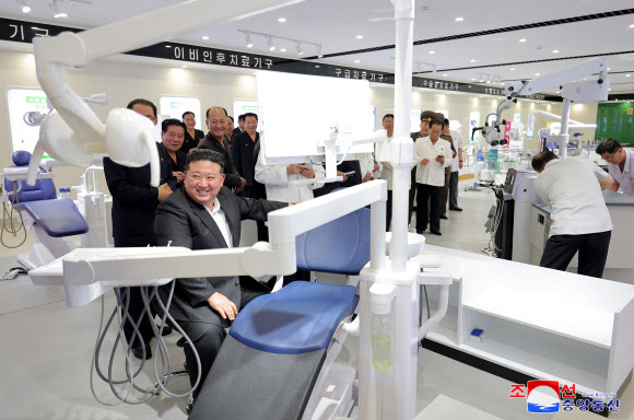 상반기를 결산하는 노동당 전원회의를 마친 김정은 북한 국무위원장이 당 간부들과 함께 군수공장을 비롯한 경제 현장을 찾았다. 조선중앙통신은 3일 김 위원장이 “전원회의 확대회의를 끝마치시는 길로 (중략) 당 중앙지도기관 성원들과 함께 중요공장, 기업소들을 찾으시었다”고 보도했다. 김 위원장과 당 간부들은 이날 오후 의료기구 생산 공장도 방문했다. 2024.7.3   평양 조선중앙통신·연합뉴스