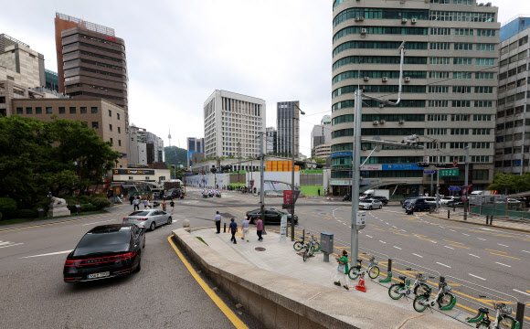 3일 서울 중구의 한 호텔 출입구와 도로 합류 지점의 모습. 호텔을 나서는 차량은 왼쪽 출구에서 나와 사진 4시 방면 도로로 우회전해 해야한다.  자칫 진입금지 표지판을 보지 못하고 사진 2시 방면의 도로로 진입하게 되면 일방통행 도로를 역주행으로 진입하게 된다. 2024.7.3  연합뉴스