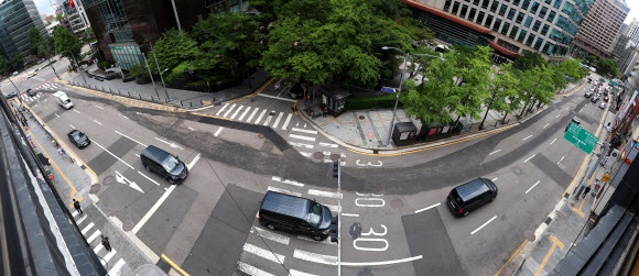 3일 서울 중구 세종대로18길 도로 모습.  이틀 전 사진 오른쪽의 호텔을 나선 차량이 이 도로를 역주행하며 인도로 돌진해 9명이 숨지고 4명이 다치는 사고가 발생했다. 사진은 다섯 장의 사진을 그래픽 편집 프로그램을 이용해 파노라마로 합성해 제작하였다. 2024.7.3  연합뉴스