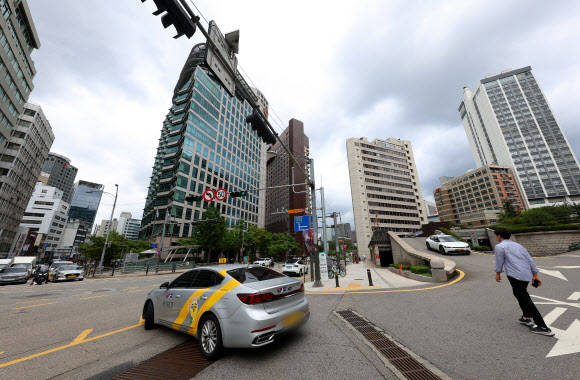 3일 서울 중구의 한 호텔 출입구와 도로 합류 지점의 모습. 호텔을 나서는 차량은 오른쪽 출구에서 나와 사진 12시 방면 도로로 우회전해 해야한다.  자칫 진입금지 표지판을 보지 못하고 사진 10시 방면의 도로로 진입하게 되면 일방통행 도로를 역주행으로 진입하게 된다. 2024.7.3  연합뉴스