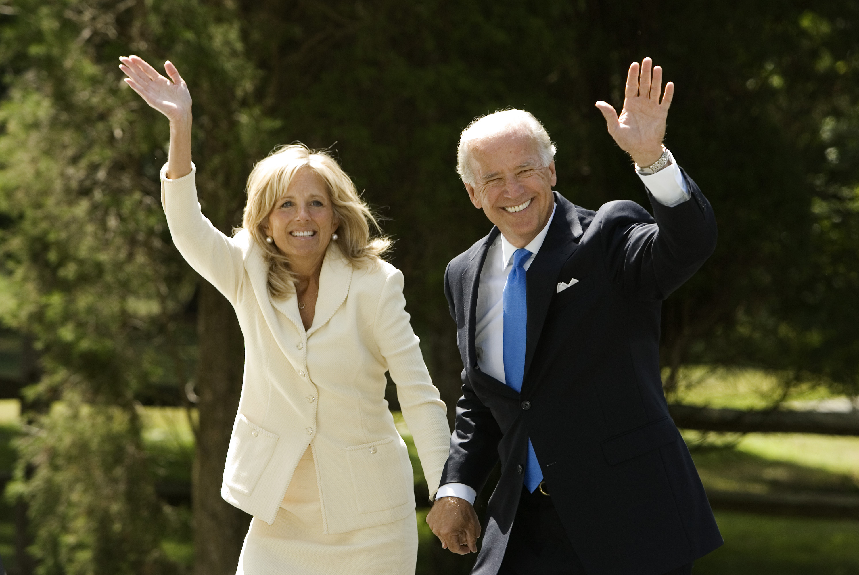 조 바이든(오른쪽) 대통령과 질 바이든(왼쪽) 여사. AP 연합뉴스