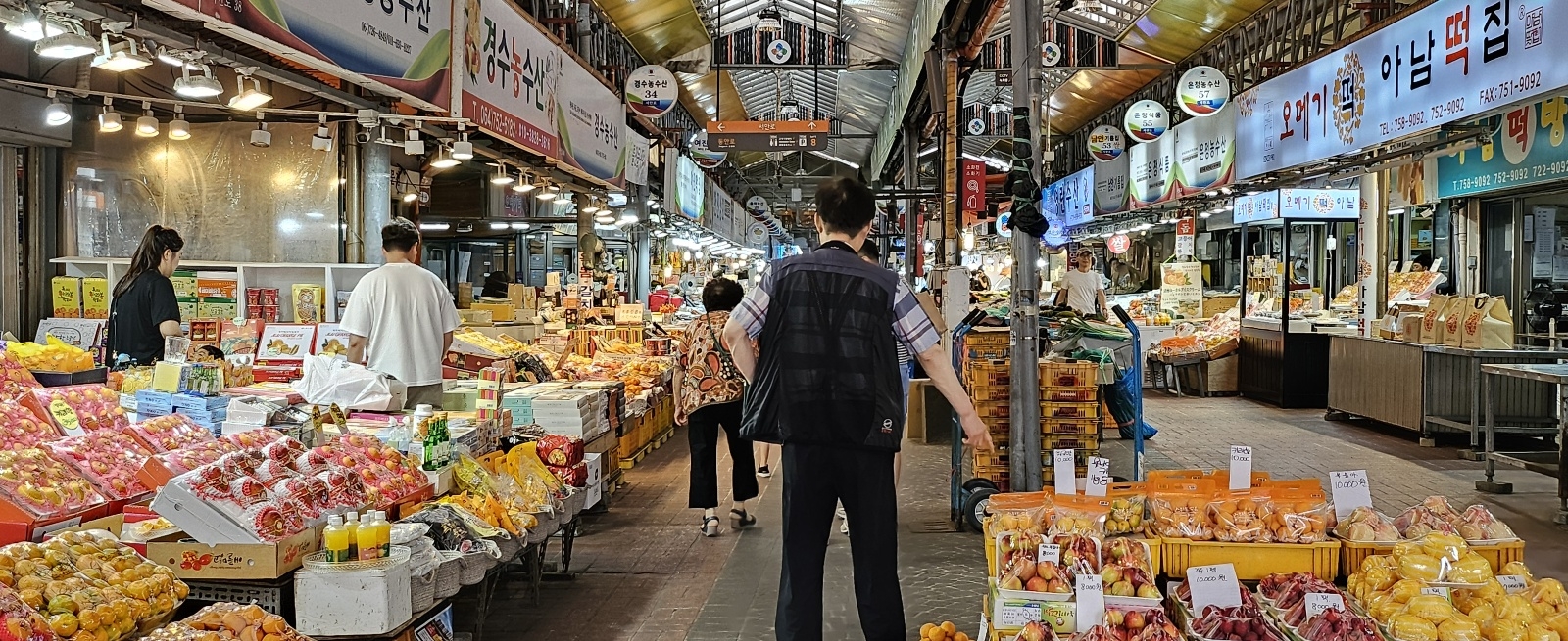 한국간편결제진흥원이 조사한 외국인 해외간편결제가 서귀포올레시장과 함께 전국 1위에 오른 제주시 동문시장의 모습. 제주 강동삼 기자