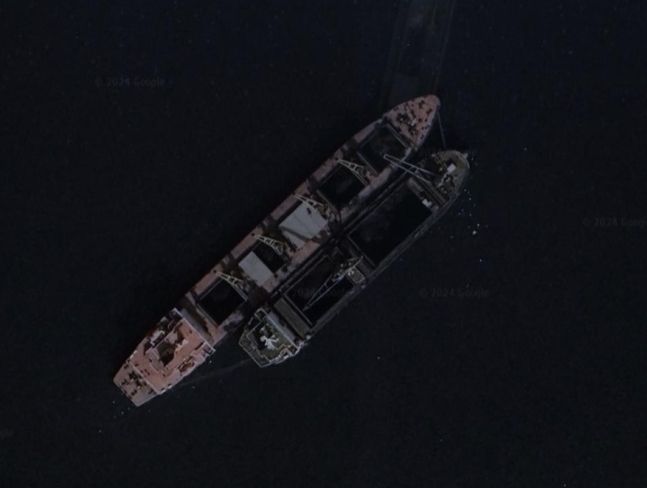 북한 원산 앞바다에서 길이 145m와 100m 선박이 선체를 맞대고 있다. 적재함 속에는 석탄으로 추정되는 물체가 들어있는 모습. 구글어스