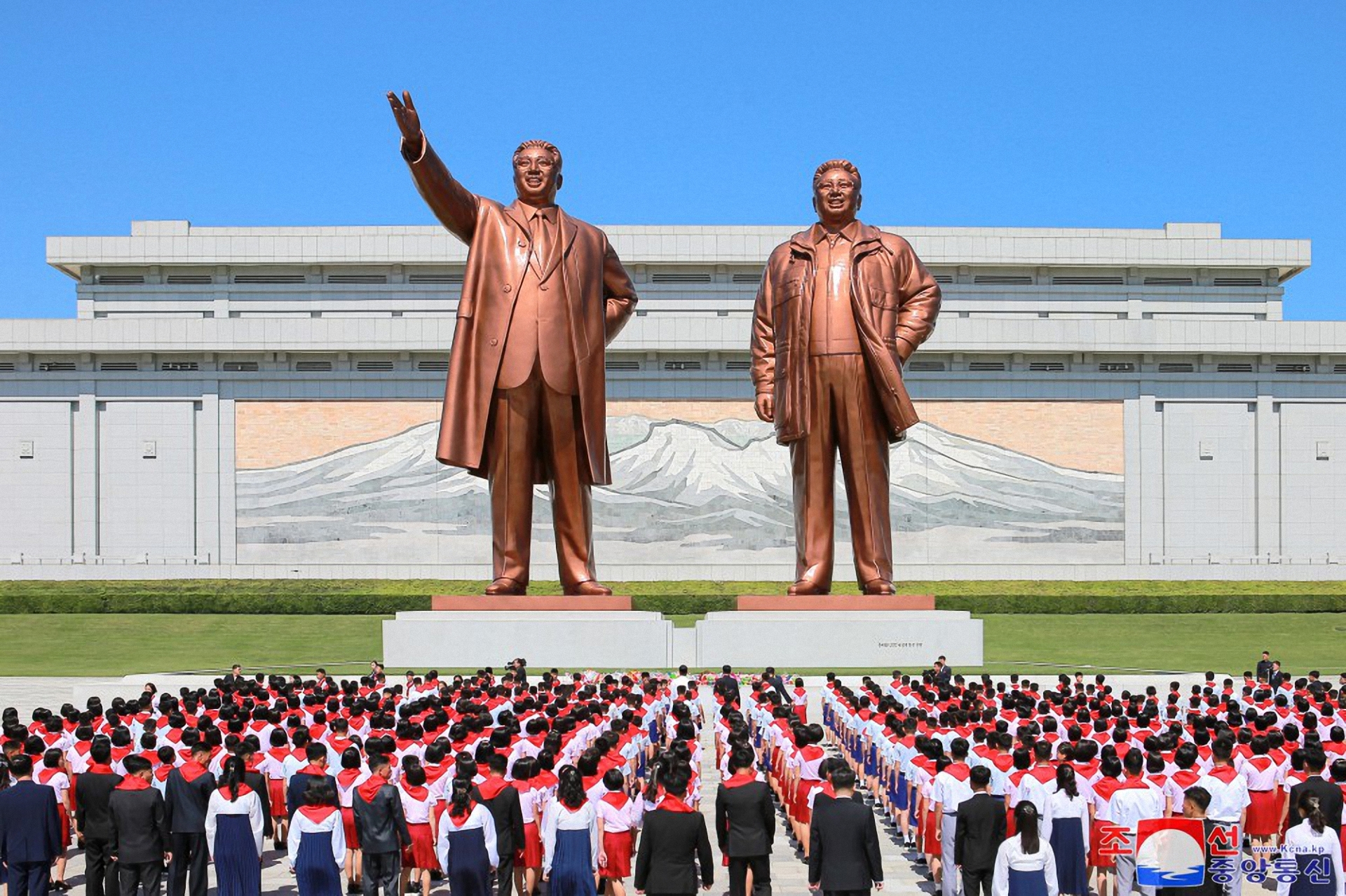 김일성·김정일 동상에 헌화하는 북한 주민들. 2024.6.4 평양 조선중앙통신 연합뉴스