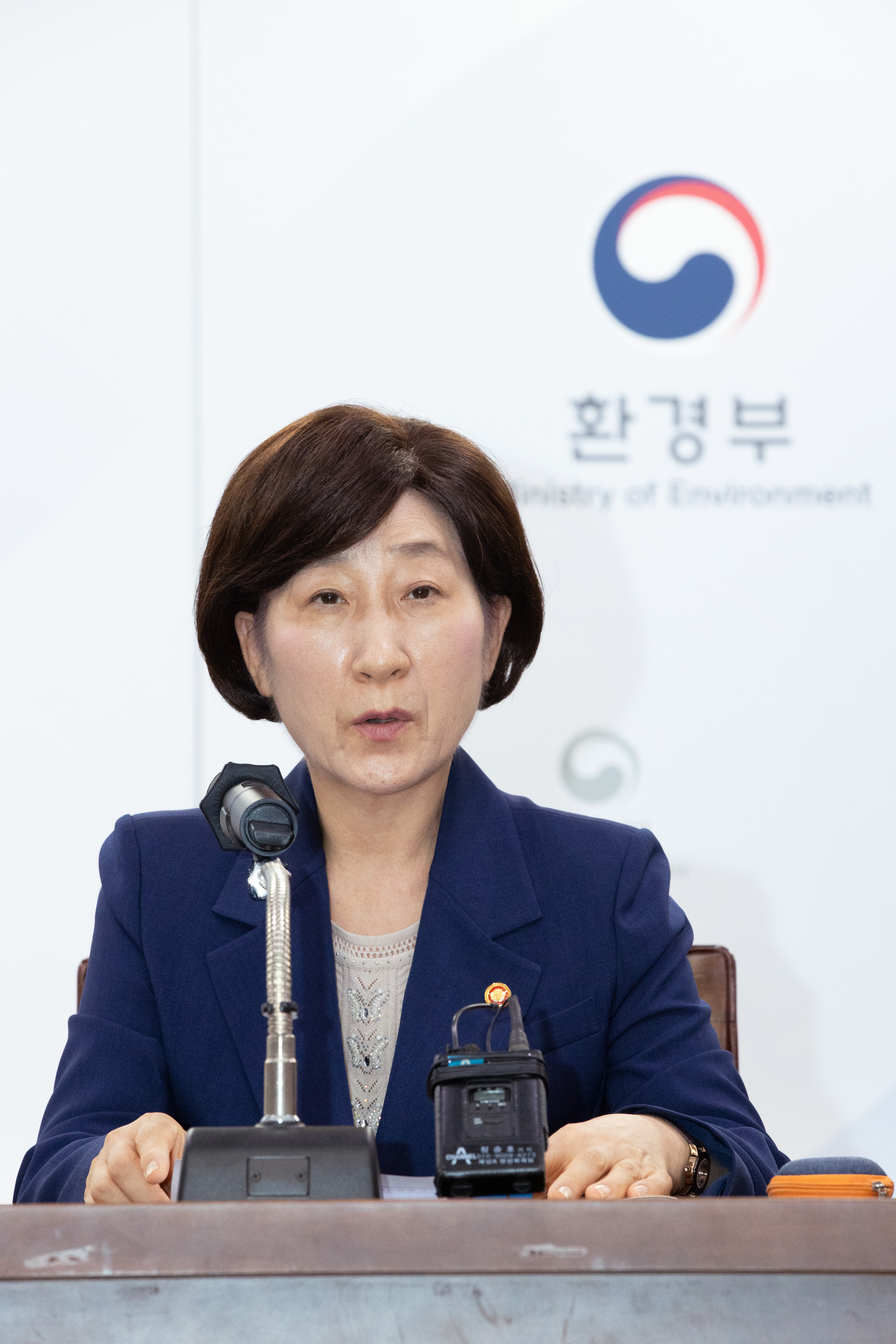 한화진 환경부 장관이 3일 환경부 대회의실에서 열린 기자 간담회에서 올해 상반기 녹색산업 수주·수출 실적과 수도권 매립지 4차 공모 등 현안에 관해 설명하고 있다. 환경부